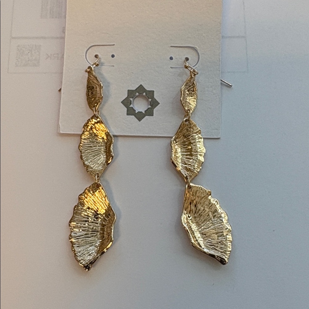NWT Black Diamond Shell Earrings - Picture 3 of 4
